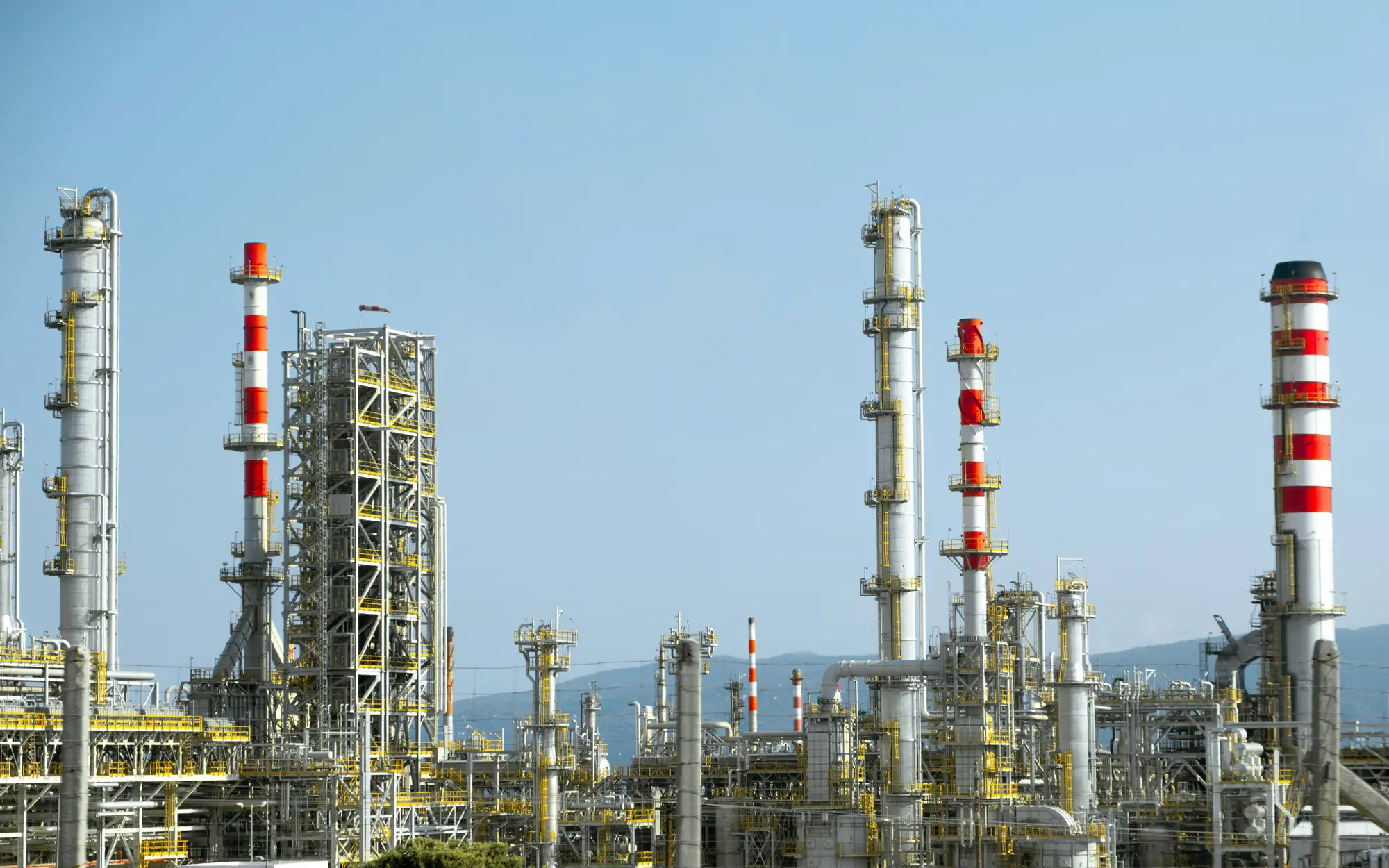 Torres de una refinería contra el cielo