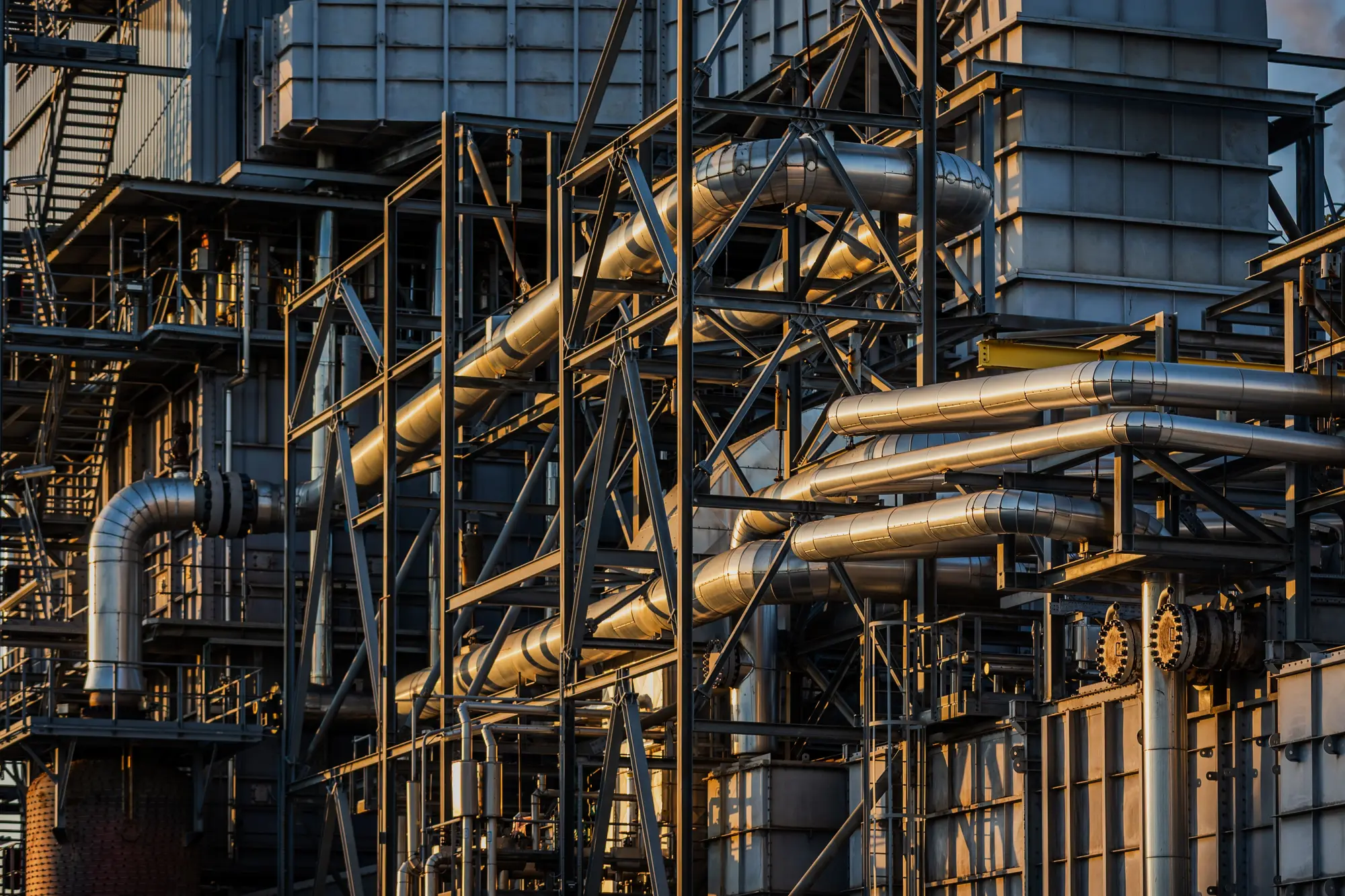 Estructura de planta industrial con tuberías y pasarelas metálicas